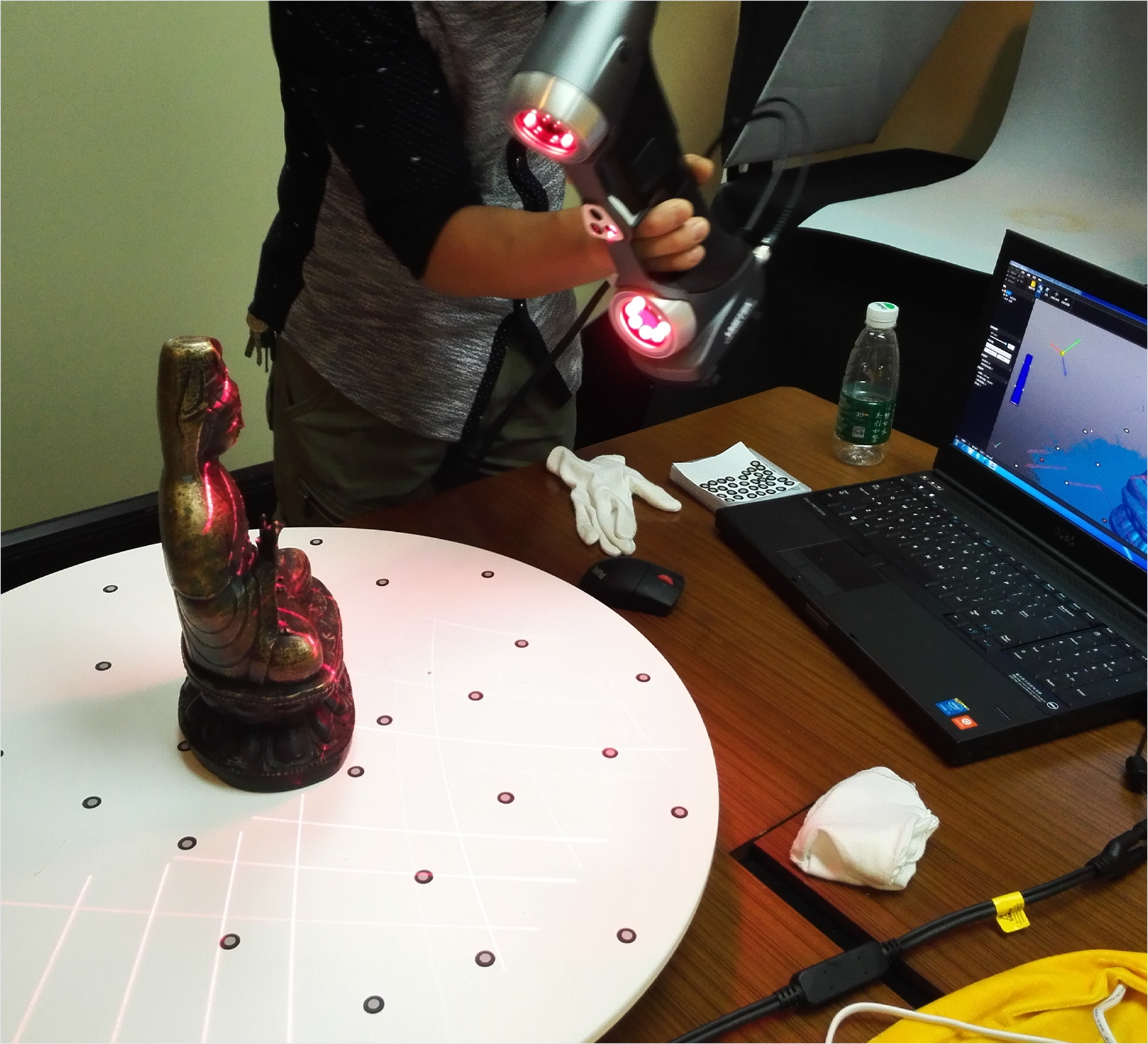 工作人員使用手持掃描儀